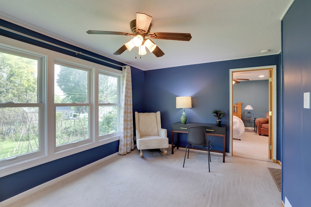 Home 8 Mi to Dtwn Minneapolis! Pet-friendly Yard