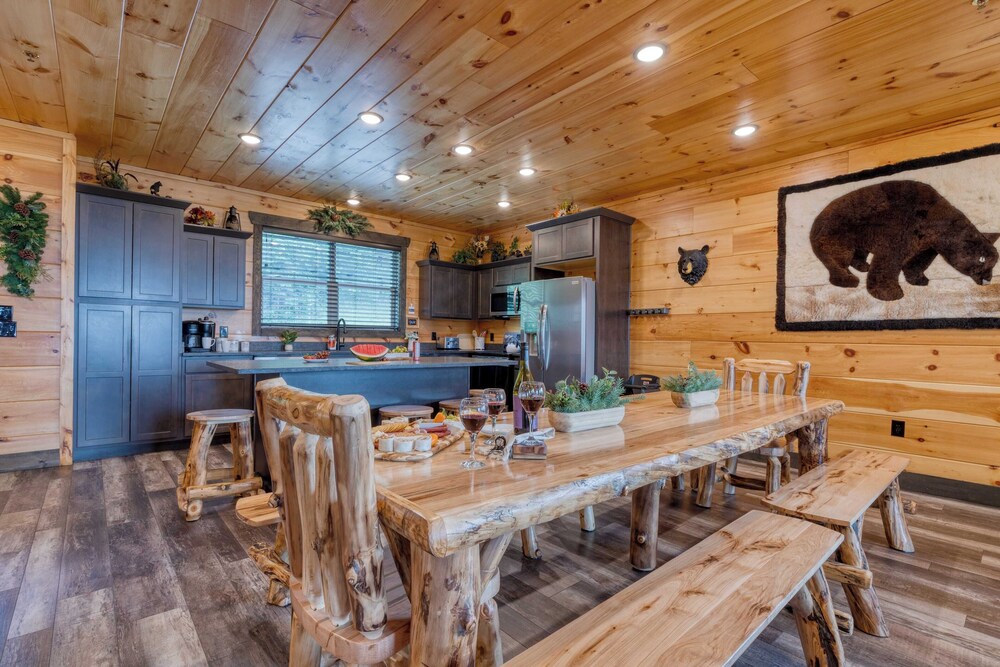 All Fun & Games by Avantstay Indoor Pool, Game Room, Theater, Mountain Views Near Pigeon Forge & Dollywood