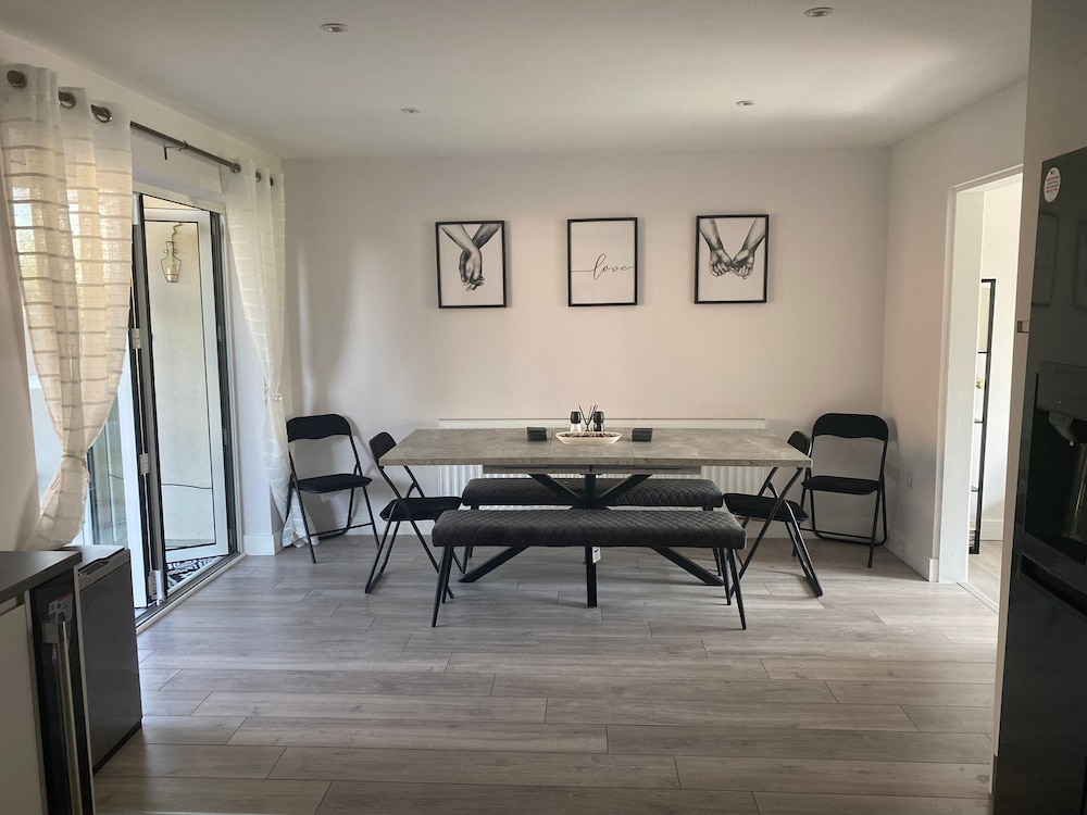 Beautiful 4-bed House view 5