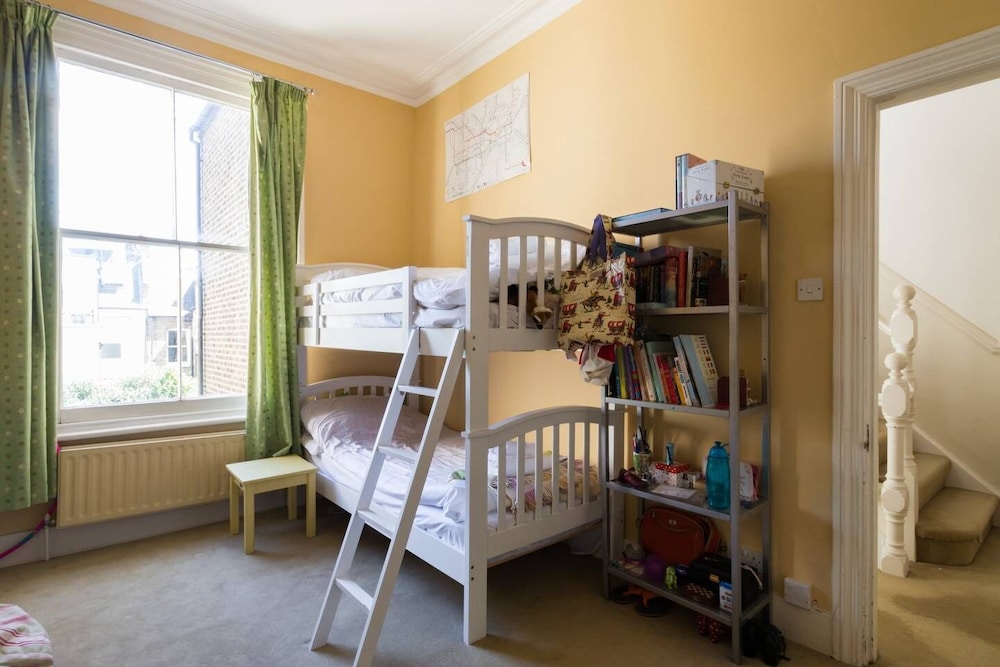 Traditional 5 Bed Family Home Near theTube