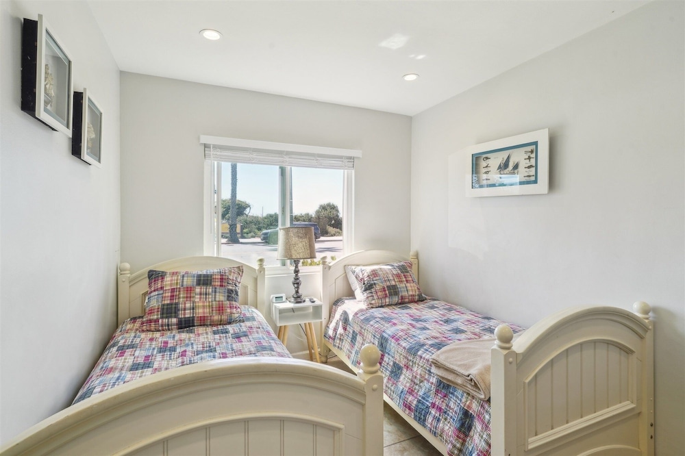 Beautiful 2 Bed Beach Condo #104 2 Bedroom Condo by RedAwning