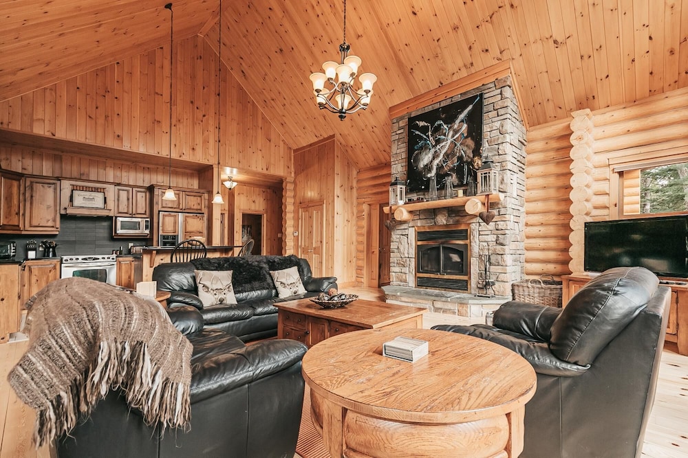 Harfang 51 - Stunning log Cottage With Private hot tub Pool and Scandinavian dry Barrel Sauna