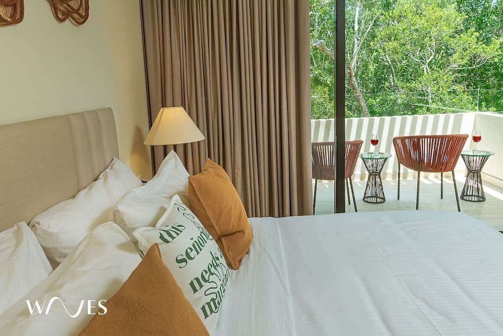 2 Br. Roof W/infinity Pool + Jacuzzi Spacious