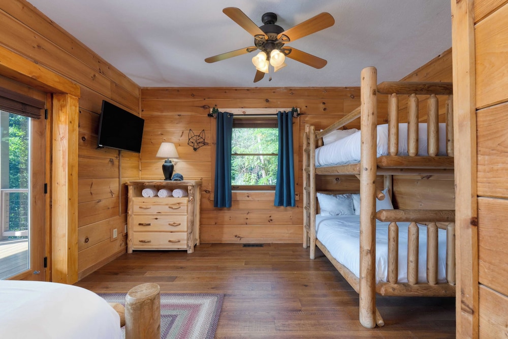 Big Bear Lodge by Avantstay Smoky Mountain Views, Hot Tub, Theater & Game Room
