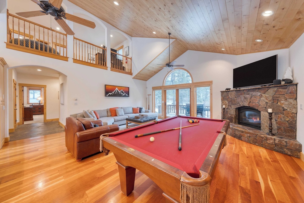 5 Mins to Ski Resort Ping Pong, Pool Table, Deck Donner Ridge by Avantstay