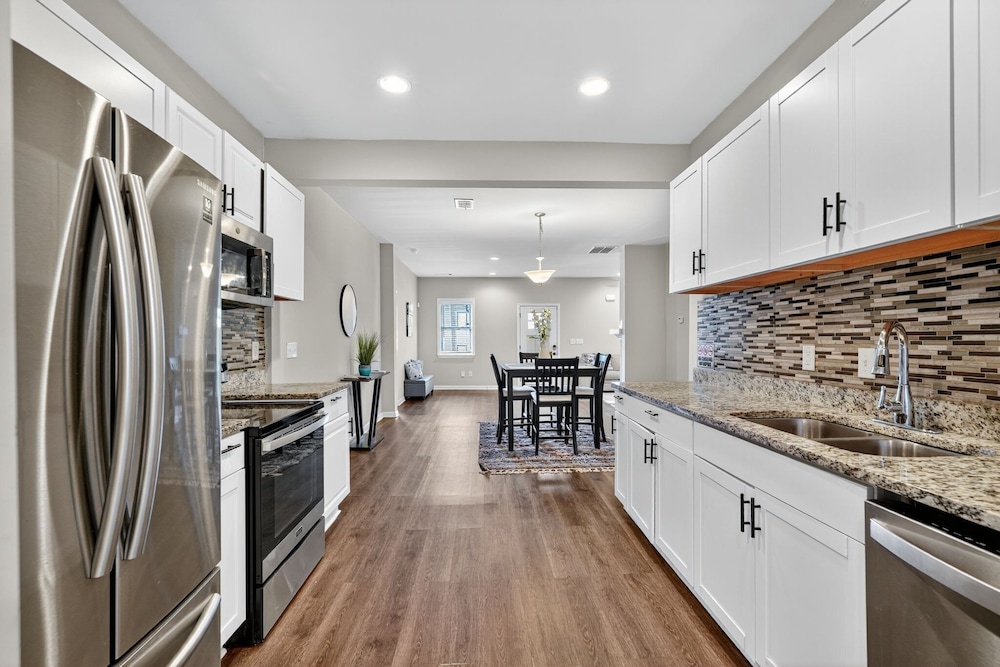 Spacious 4br Mozley Park Home With Fenced Yard 4 Bedroom Home
