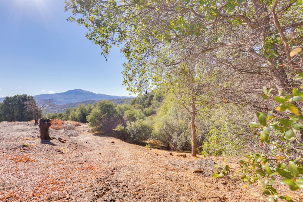 Comfy Oakhurst Duplex Near Hiking & Sightseeing!