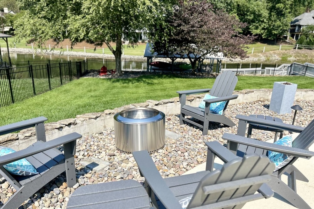 Sip Sip Away by Avantstay Pool Hot Tub