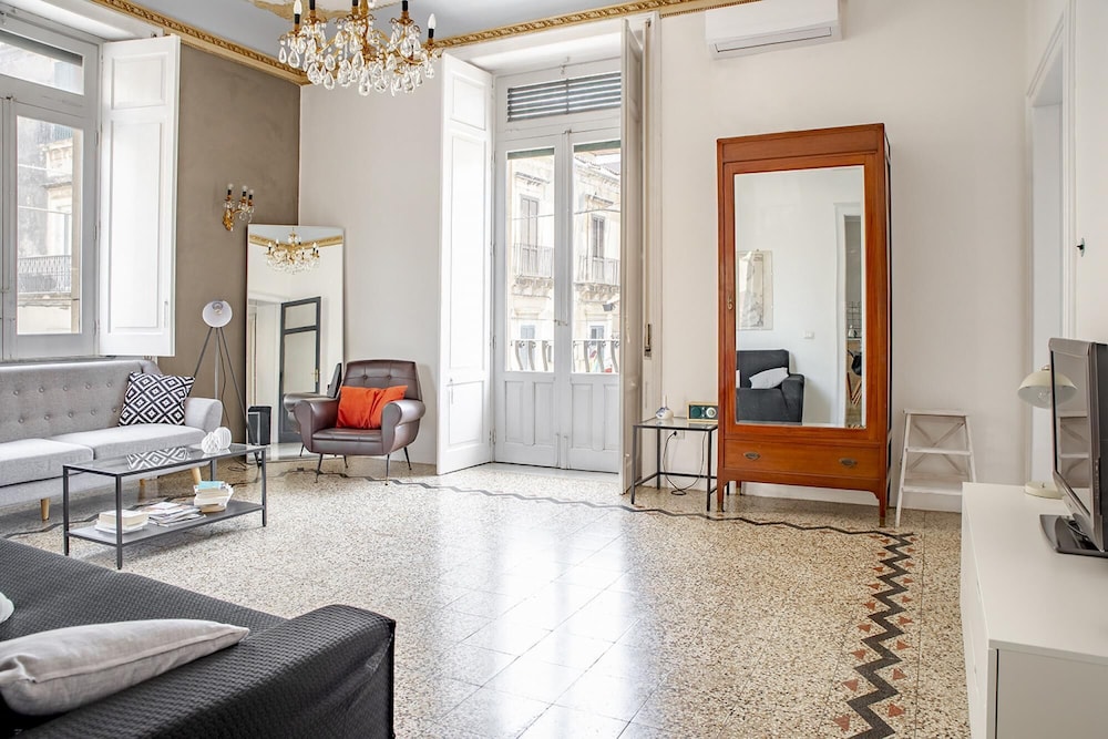 Cavour Apartment With Balcony by Wonderful Italy photo 1