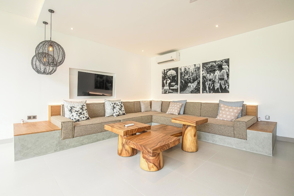 Elegant 6BR Canggu Retreat Just 400m to the Ocean