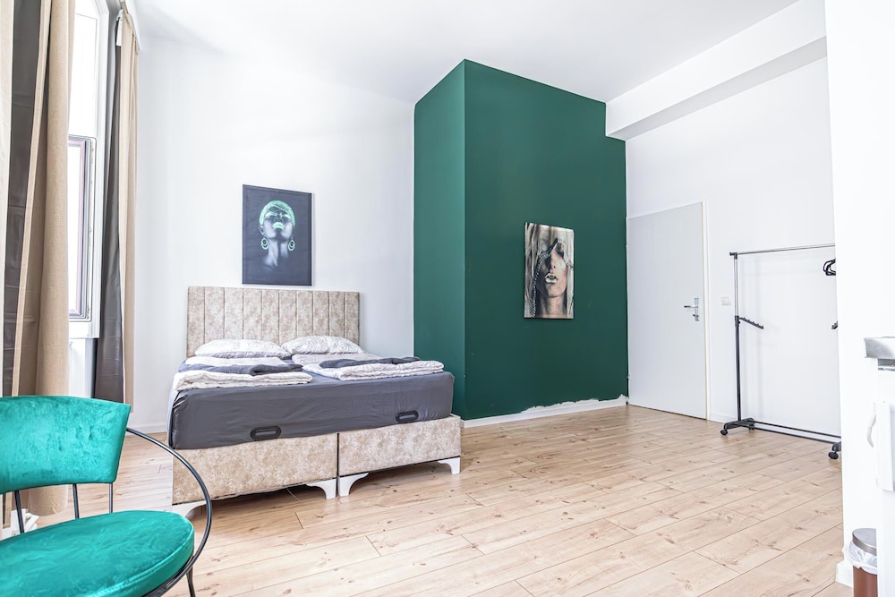 8 Studios with Terrace in Margareten