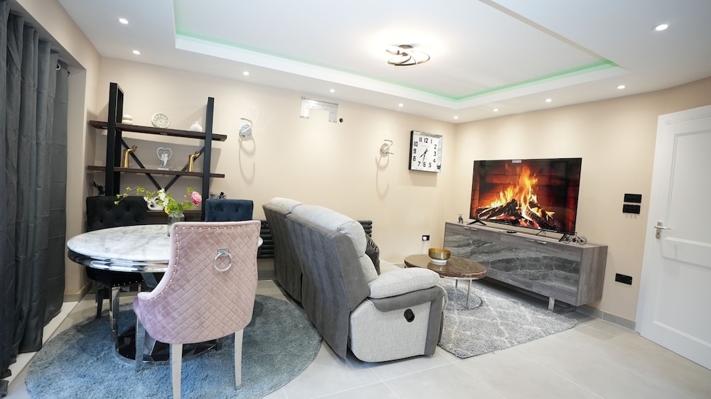 Charming London House - Sleeps 4 & Outdoor Space
