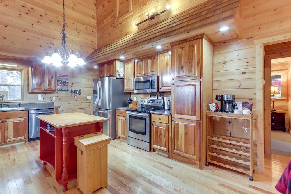 Blue Ridge Cabin w/ Hot Tub, 5 Mi to Downtown!