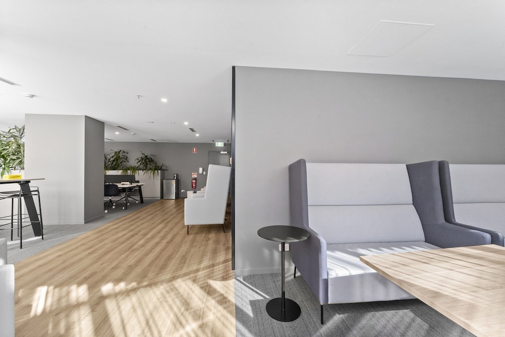 Refined 2-bed With Luxurious Building Amenities