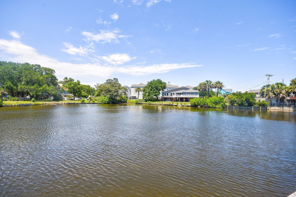 Hermitage 1g 2 Bedroom Condo by RedAwning view 2