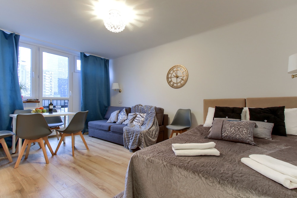 UNIT Warszawa Centrum Room by Metro Rondo ONZ