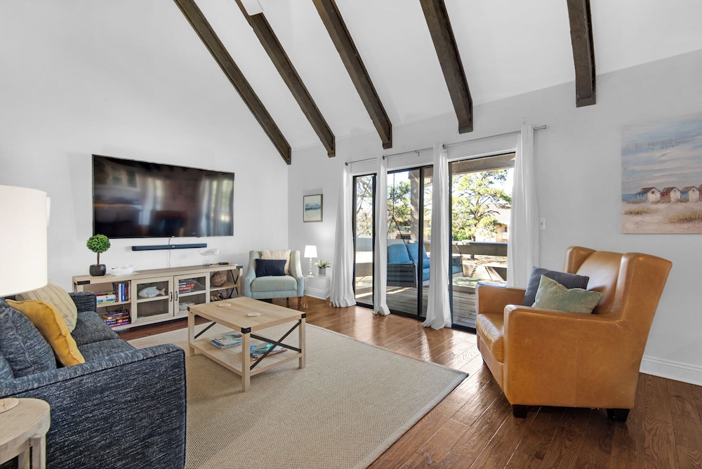 Sleeps 8 w/ Resort Pools, Tennis, Golf & Beach Access + Attraction Tickets!
