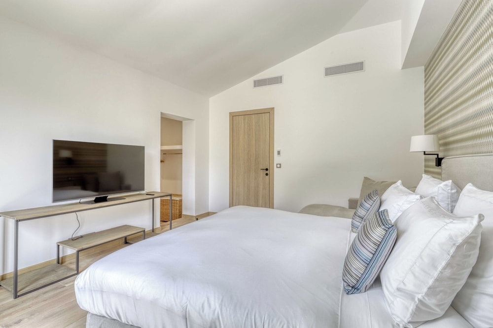 Luxurious Villa Facing the Baie des Canebiers view 3