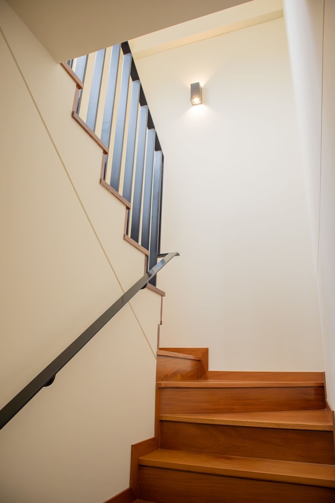 w Modern 3BR w Balcony Near Kennedy Park