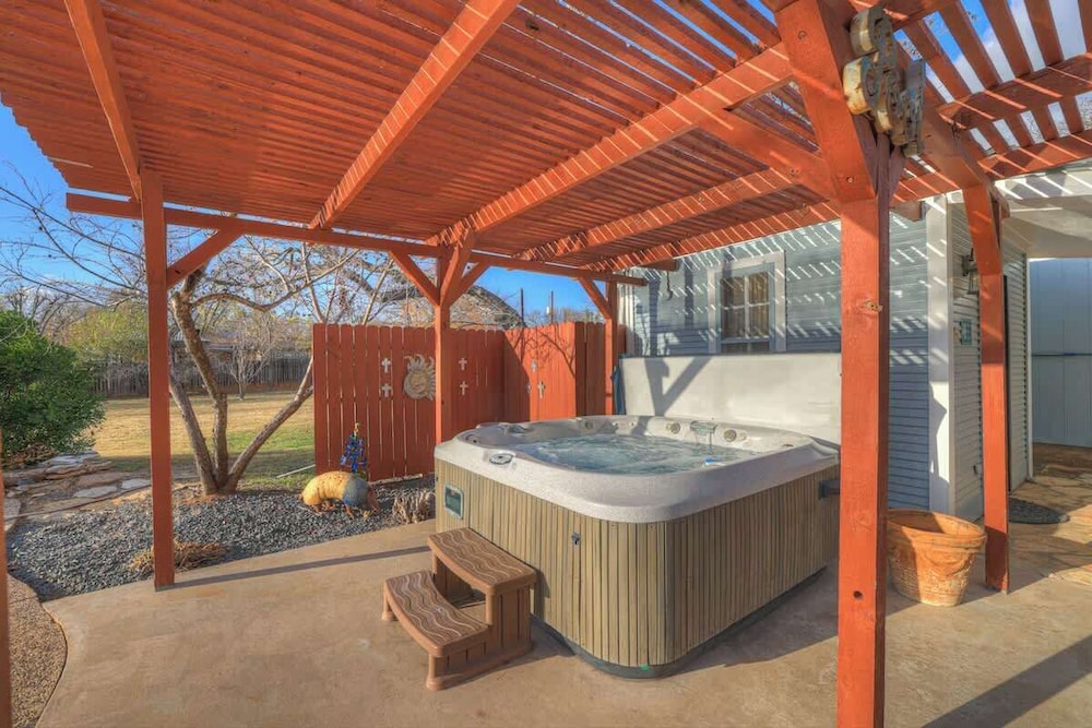 Victorian Escape-pool & Hot Tub!