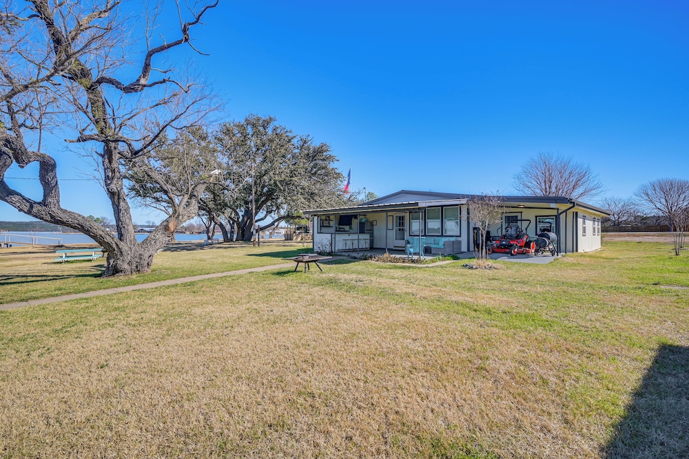 Dock & Patio: Possum Kingdom Lake House