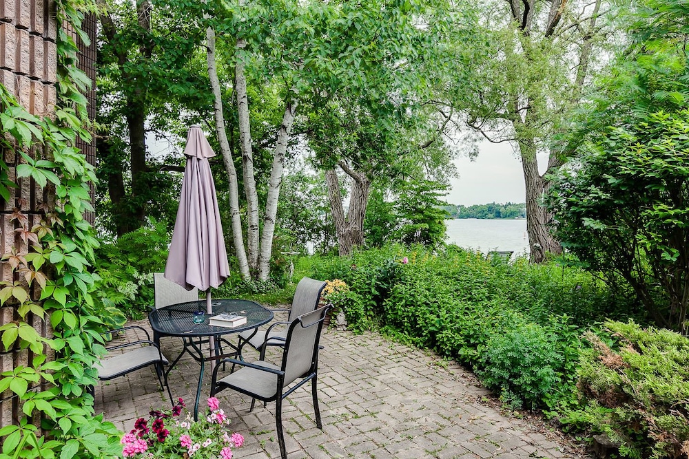 225 Lakeland Bed and Breakfast.