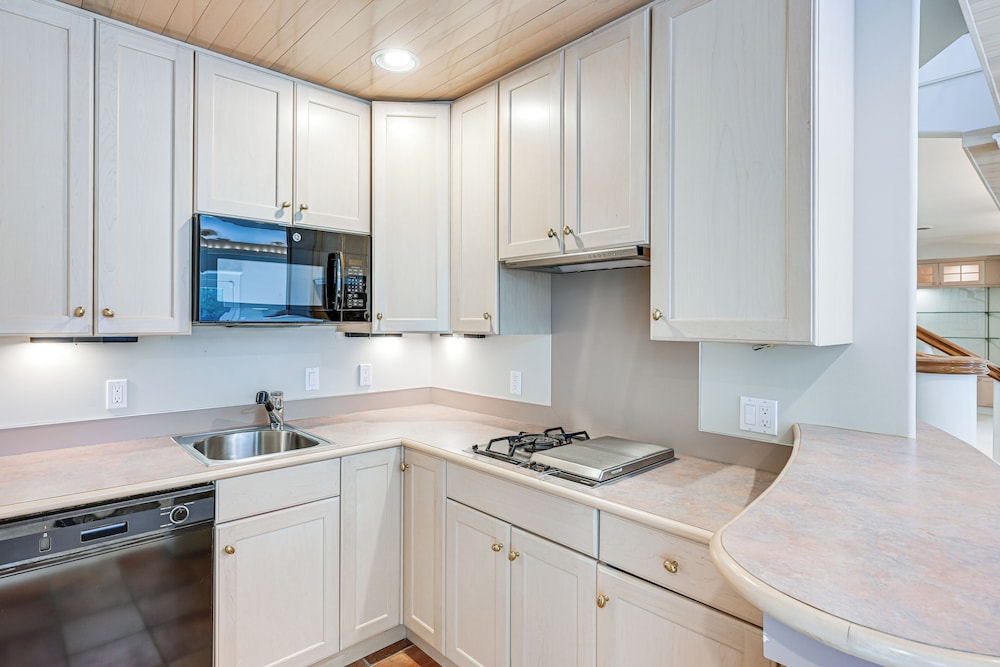 9 Mi to Svsu: Family Home w/ Deck & Yard