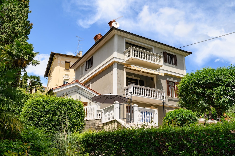 Hotel Villa Salona - Image 1