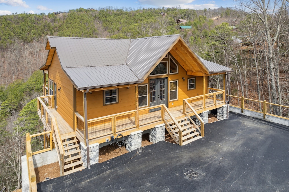 Enchanted Escape 3 Bedroom Cabin by RedAwning view 5