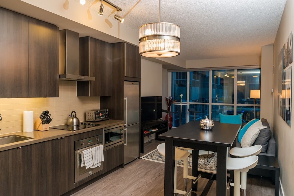 Sarkar Suites - CN Tower Rogers Centre