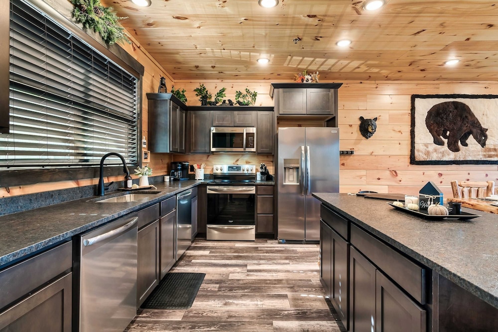 2 Homes Firefly Trail Way by Avantstay Sleeps 28, Indoor Pool + Hot Tub + Movie Theater & Game Room