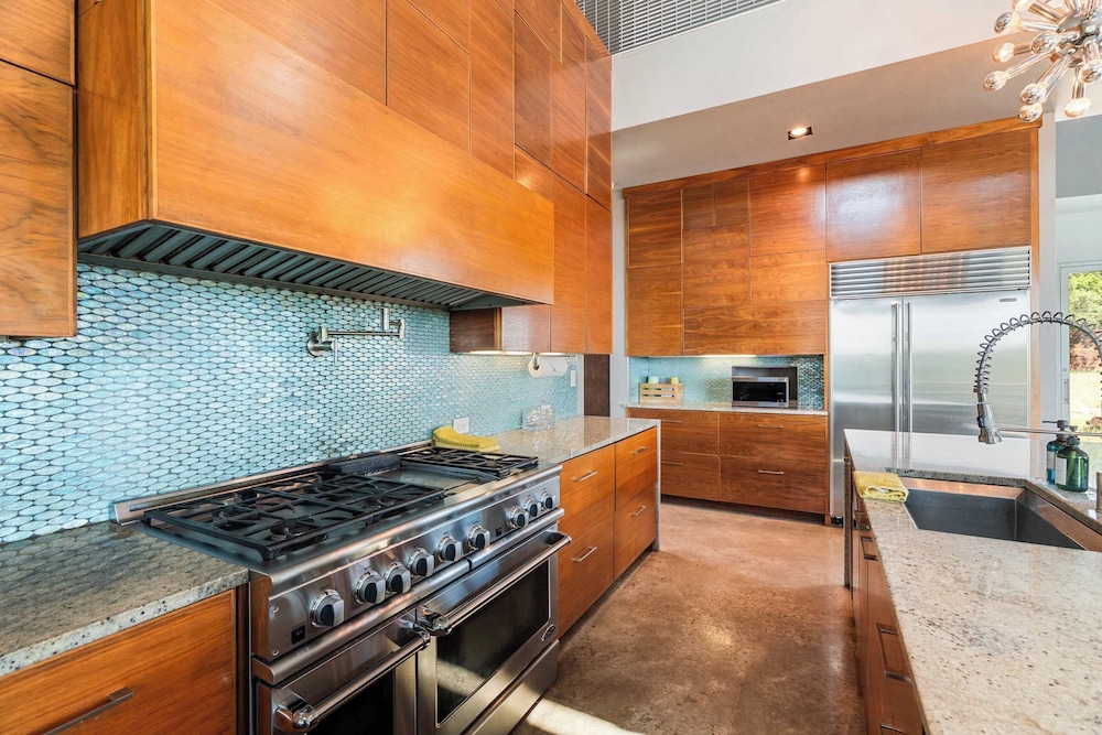 Luxury 4BR Hilltop Retreat Hot Tub & Scenic Views
