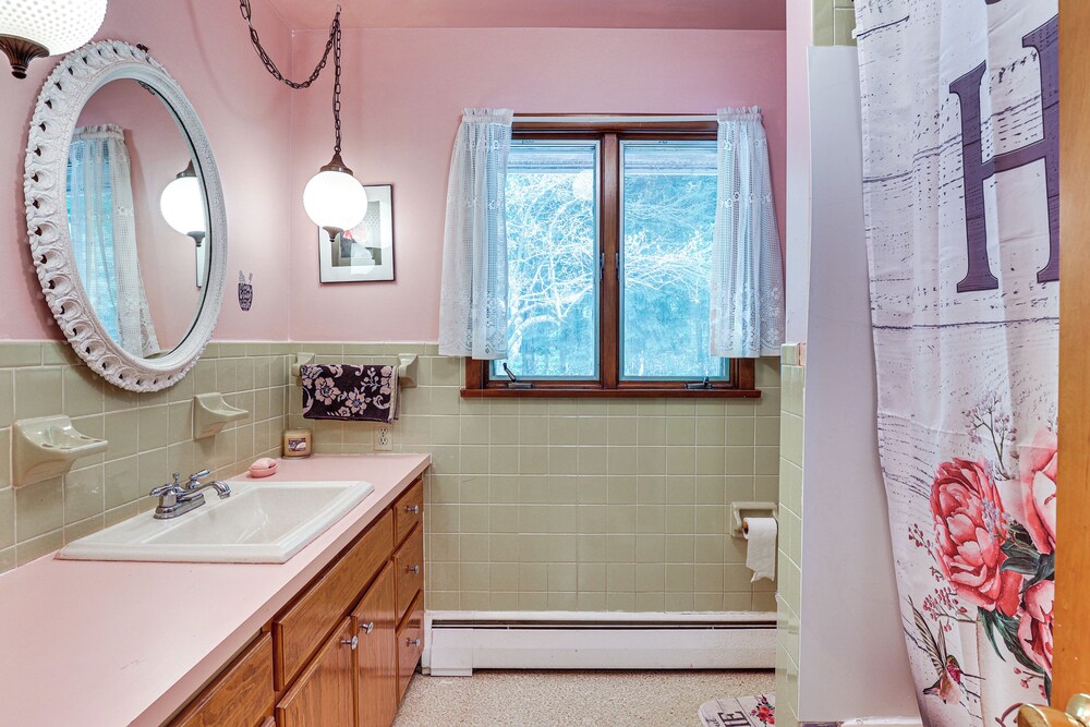 Pet-friendly Grove City Home w/ Lake on 19 Acres!