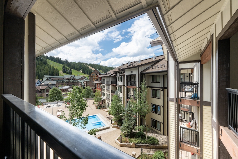 Premium Unit 4663 - One Bedroom w/Full Kitchen - Fraser Crossing/Founders Pointe 1 Condo