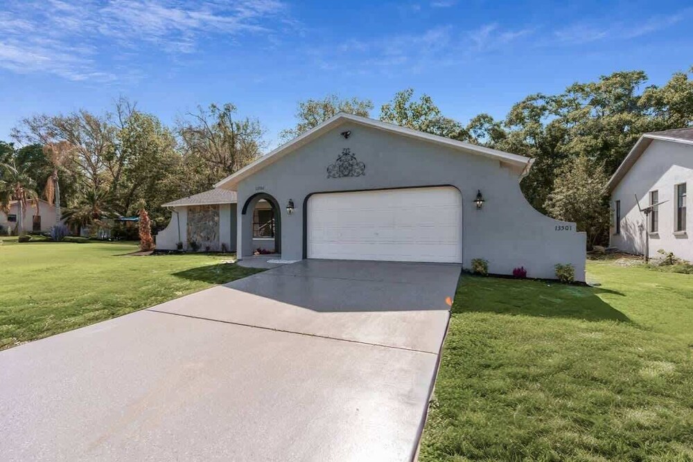 Hudson Retreat, 3 Bedroom Pool Home!