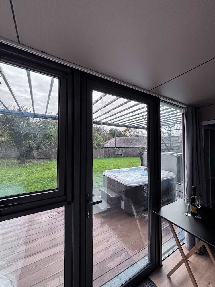 Glamping Pod With Hot Tub in Orchard