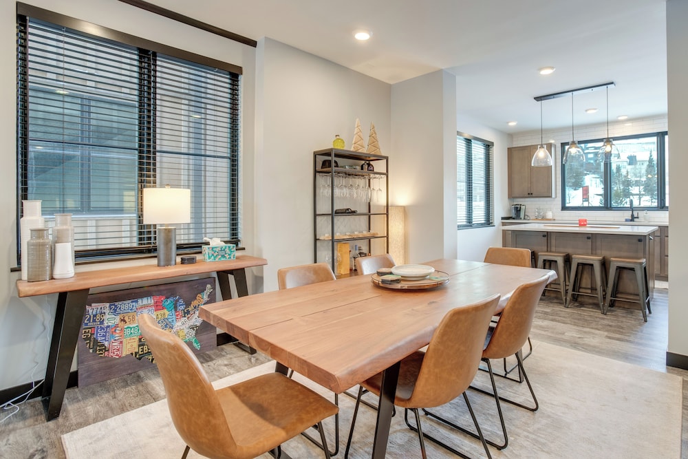 Rooftop Hot Tub + Views: Townhome in Winter Park