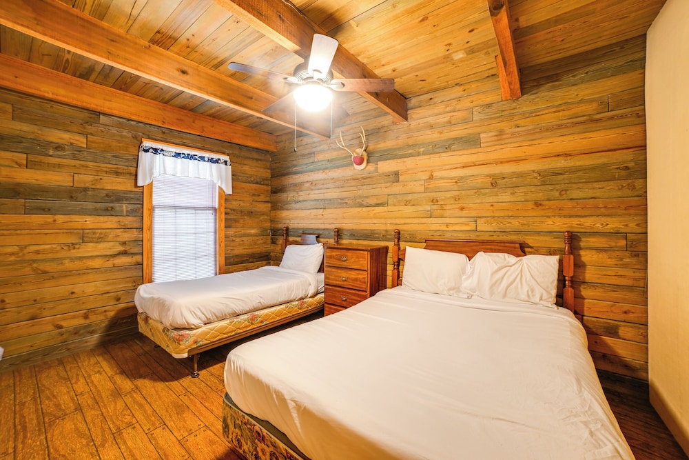 Game Room & Decks: Family Cabin in Springville!