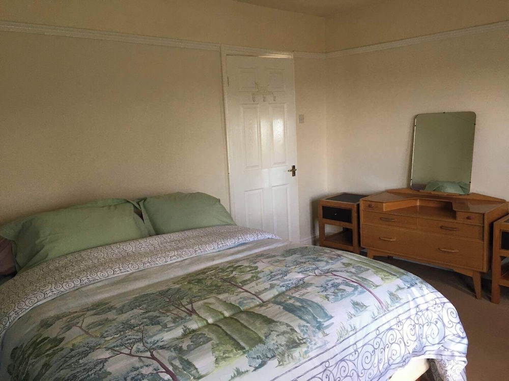 House-sleeps 5-parking-bbq-garden-patio