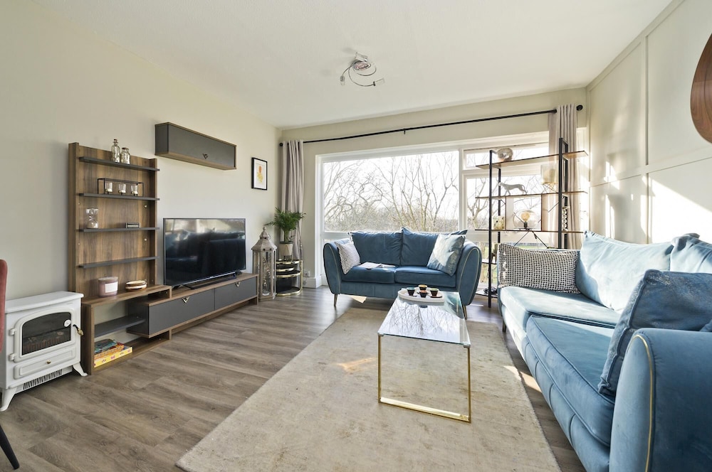Attractive two Bedroom Flat in Ealing Broadway by Underthedoormat