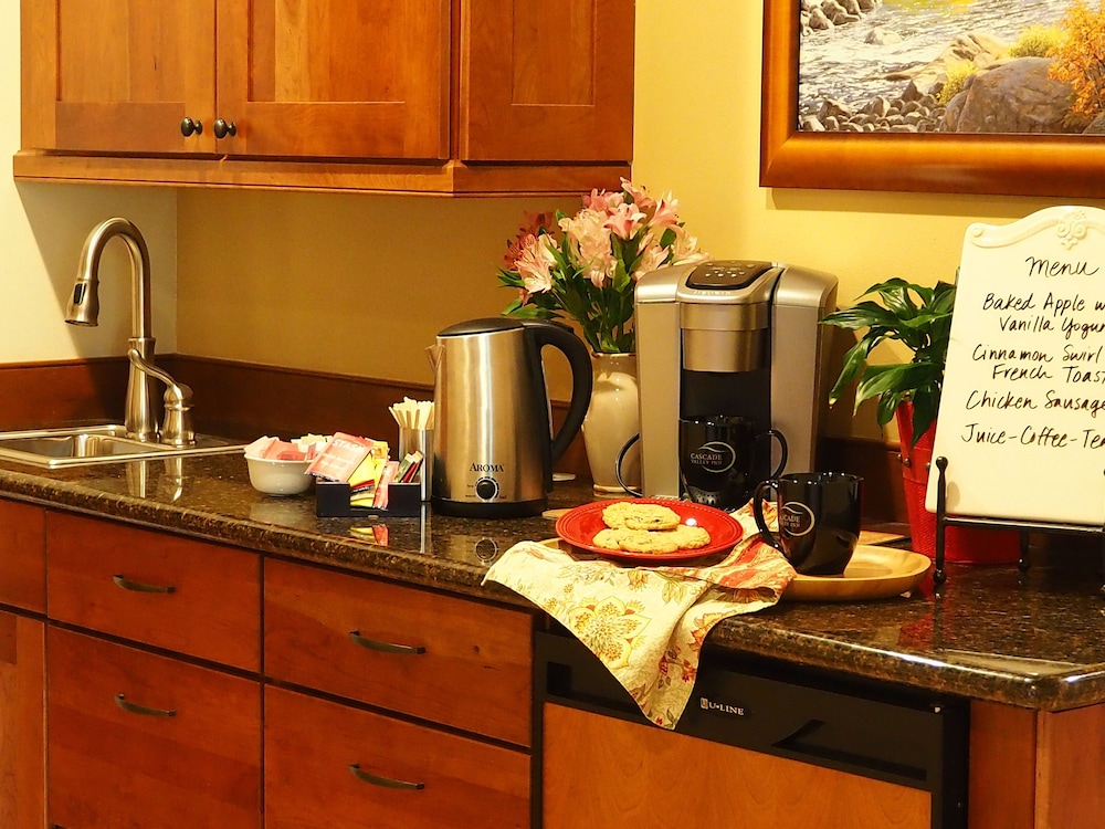 Cascade Valley Inn