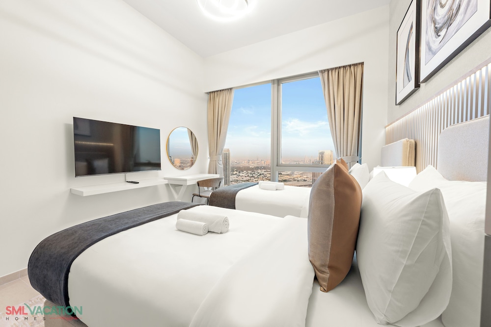SML Vacation Homes - Sky High Apartments with Burj Khalifa and Dubai Fountain Views @ Grande Signature, Downtown Dubai