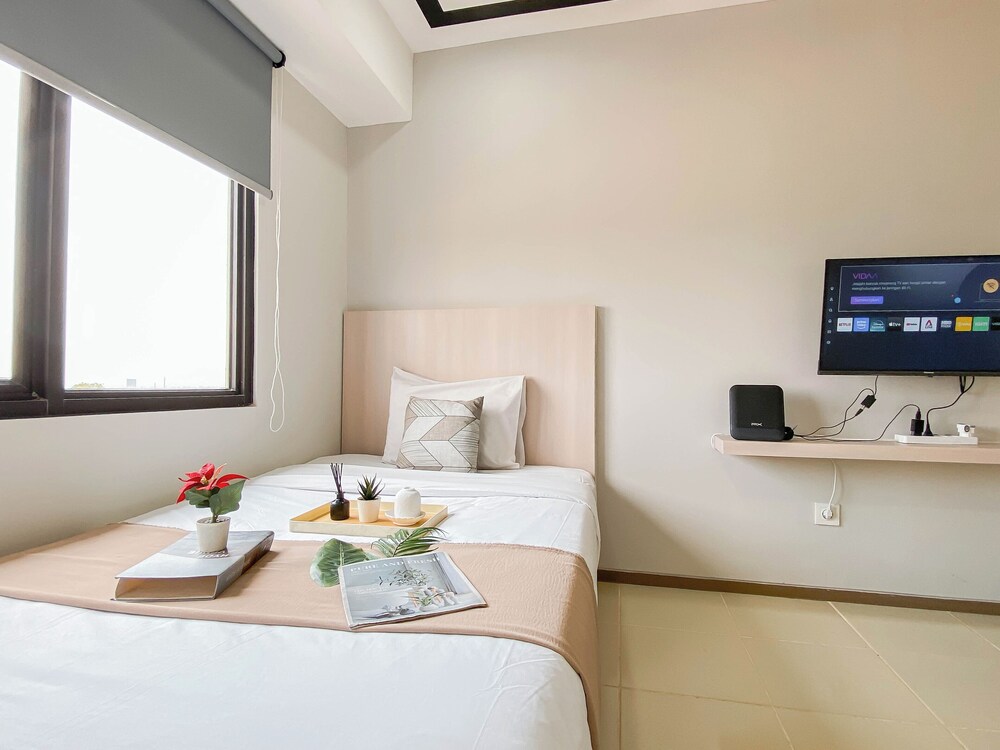 White Accent Studio At Apartment Meikarta Near Paramadina University
