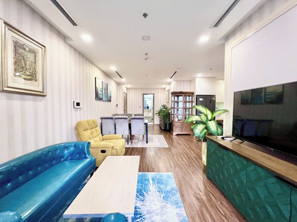 Apartment Landmark 81 by Urban Home