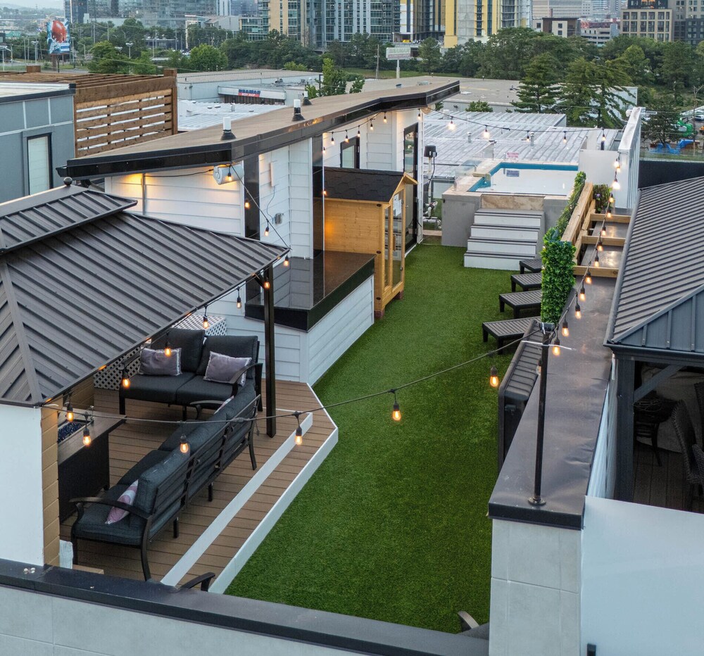 Skyline Views - Rooftop Pool
