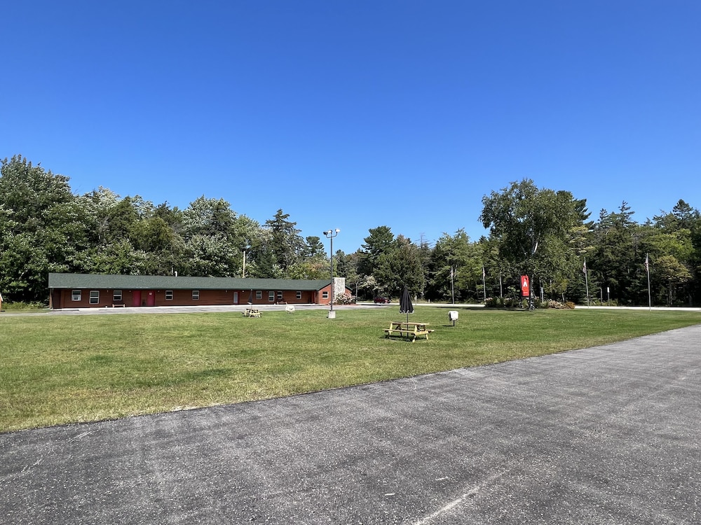 Tahquamenon Suites Lodging