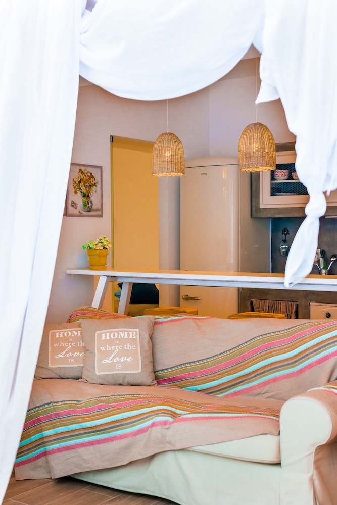 Kouros Home Hotel
