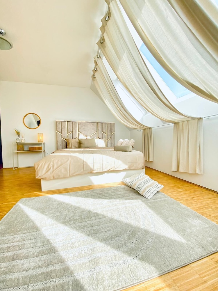 Comfy 3BR Apt With Living Room Balcony