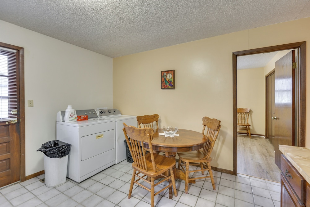 2 Mi to Kansas State Fairgrounds: Cozy Apartment!