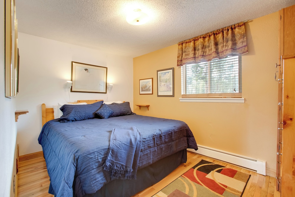 Pool & 3 Hot Tubs: Winter Park Condo on Bus Line